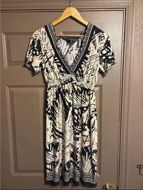 Enfocus Studio Black and Cream Abstract V‑Neck Midi Dress